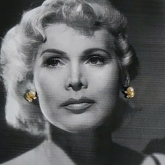 Richelieu Jewelry - Pearl earrings with a gold setting